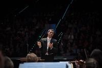 Pezzo operistico classico nello stile di Verdi, con tenore, soprano e tutta l'orchestra.